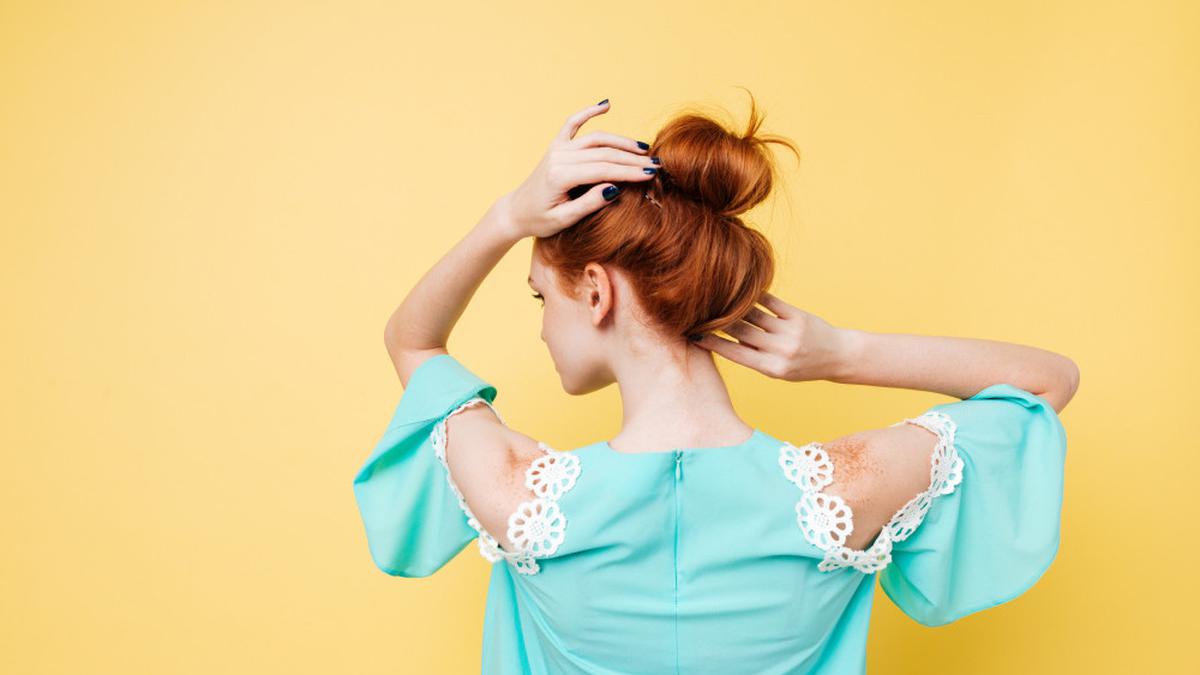 Low Messy Bun dengan Face Framing Layers, Gaya Rambut yang Simpel serta Tetap Chic untuk Berbagai Momen