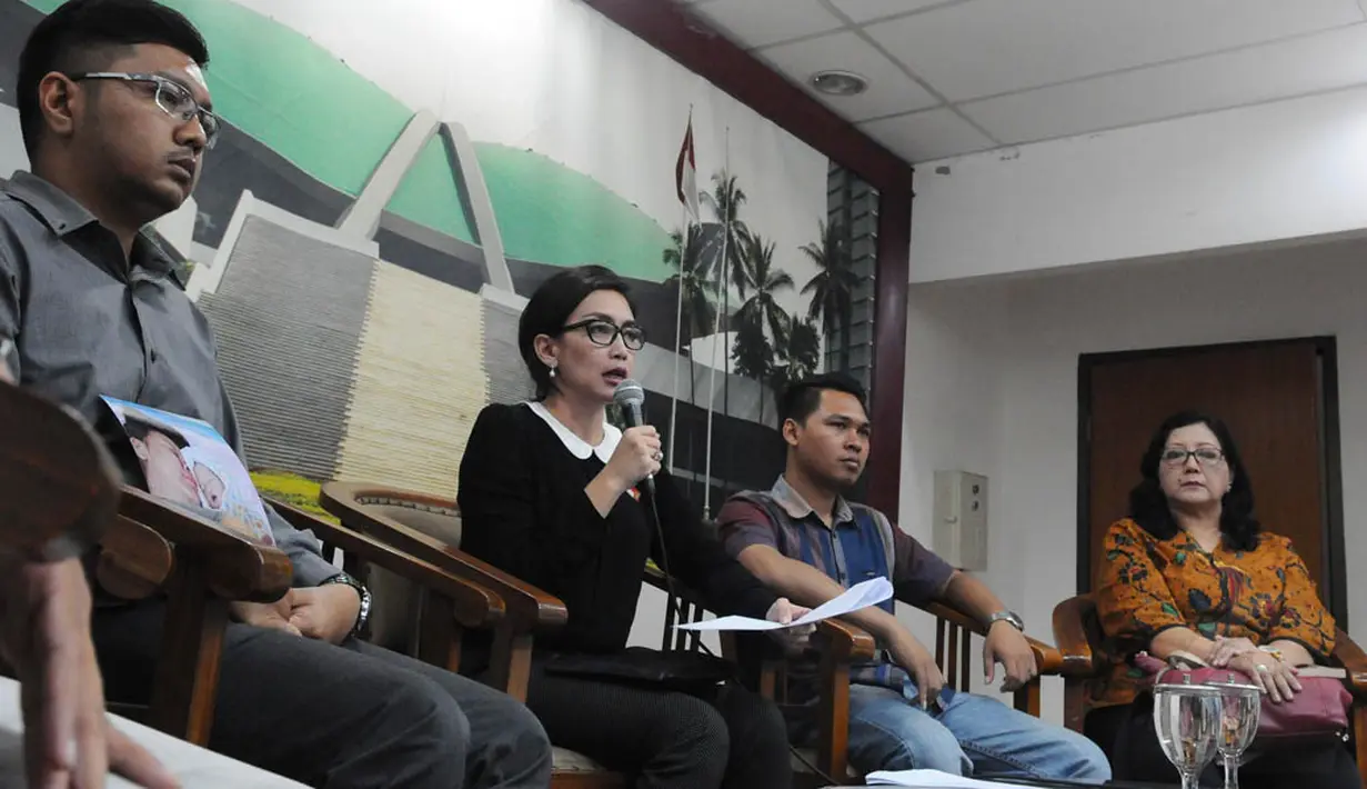 Suami korban malapraktik, Moza Mahendrawika (kiri) dan Pengacara Publik YLBHI, Wahyu Nandang (kedua dari kanan) didampingi Rieke Diah Pitaloka saat konferensi pers di Gedung DPR RI, Jakarta, Senin (24/11/2014). (Liputan6.com/Andrian M Tunay)