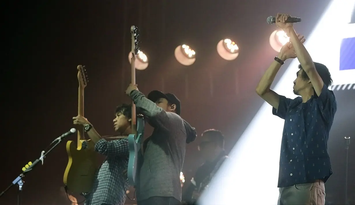 Sheila On 7 konser tunggal bertajuk A Night With Sheila On 7 di Gandaria City, Jakarta Selatan pada Kamis (5/12/2019) malam. (Bambang E Ros/Fimela.com)