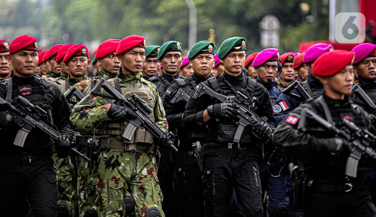 Pasukan TNI menampilkan pertunjukan di depan Istana Merdeka, Jakarta, Rabu (5/10/2022). Kegiatan yang diikuti oleh seluruh kesatuan jajaran TNI ini dalam rangka menyambut HUT ke-77 TNI. (Liputan6.com/Faizal Fanani)