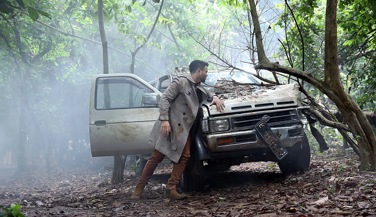 Pembuatan klip berlangsung di tengah hutan pinus. Menurut Rizal sang sutradra, konsep video klip itu sifatnya surealis. Dari lirik lagu yang diterjemahkan dalam bentuk visual. (Nurwahyunan/Bintang.com)