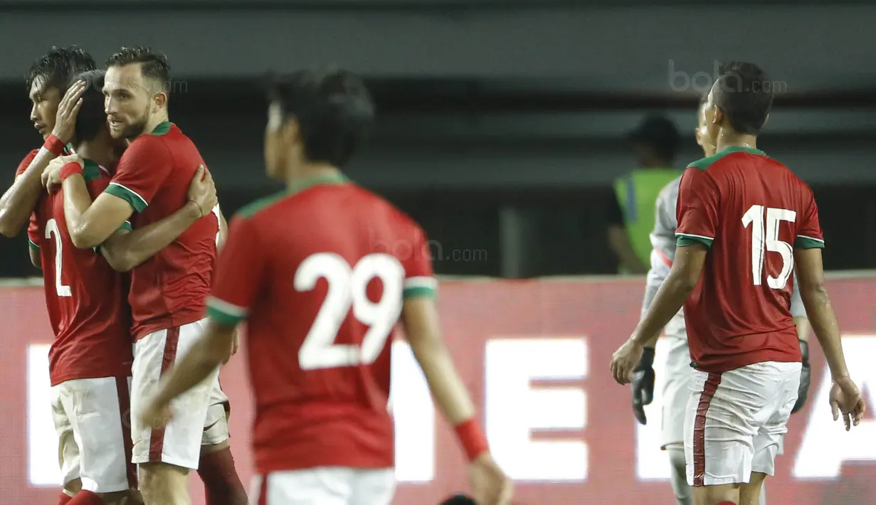 Pemain Indonesia merayakan kemenangan atas Guyana pada laga persahabatan di Stadion Patriot, Bekasi, Sabtu (25/11/2017). Indonesia menang 2-1 atas Guyana. (Bola.com/M Iqbal Ichsan)