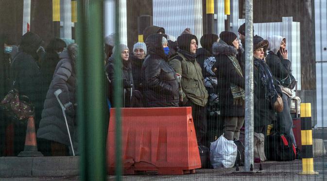 Pengungsi dari Ukraina berbaris untuk masuk ke Polandia melalui penyeberangan perbatasan di Medyka, Polandia timur, 28 Februari 2022. Lebih dari setengah juta orang telah meninggalkan Ukraina sejak invasi Rusia dengan lebih dari setengahnya melarikan diri ke Polandia. (Wojtek RADWANSKI/AFP)