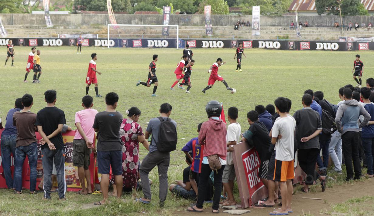 Warga menonton pertandingan antara STIMED Nusa Palapa melawan STKIP Mega Resky pada final Torabika Campus Cup 2017 di Stadion UNM, Makassar, Kamis, (19/10/2017). STIMED Nusa Palapa menang adu penalti atas STKIP Mega Resky. (Bola.com/M Iqbal Ichsan)