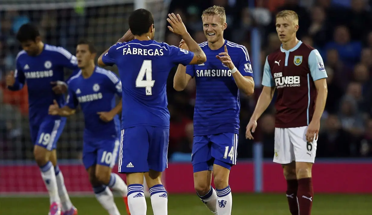 Pemain depan Chelsea, Andre Schurrle (kedua dari kanan) merayakan golnya ke gawang Burnley saat berlaga di Stadion Turf Moor, (19/8/2014). (REUTERS/Andrew Yates)