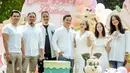 Rianti Cartwright dan cas Alfonso bersama para sahabat yang mereka undang. (Foto: Instgaram/ riantic)