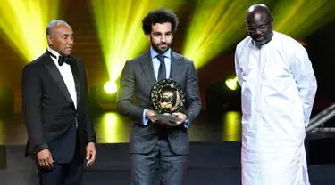 Winger Liverpool, Mohamed Salah berpose setelah menerima penghargaan Pemain Terbaik Afrika 2018 dalam malam penghargaan di Dakar, Senegal, Selasa (8/1). Pemain asal Mesir tersebut menang untuk kedua kalinya secara beruntun. (SEYLLOU/AFP)