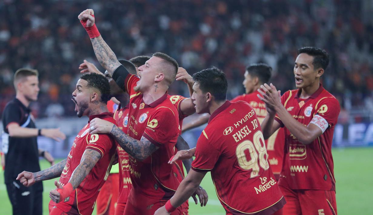Tambahan tiga angka membuat Persija naik ke posisi ketiga klasemen sementara BRI Super League 2025/2026 dengan 32 poin dari 15 laga. Sedangkan, Bhayangkara FC tertahan di peringkat 10. Tampak dalam foto, pemain Persija merayakan gol yang dicetak Allano Brendon De Souza Lima (Allano) saat menjamu Bhayangkara FC pada lanjutan BRI Super League 2025/2026 di Stadion Utama Gelora Bung Karno (SUGBK), Jakarta, Senin (29/12/2025). (Bola.com/M Iqbal Ichsan)