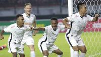 Selebrasi tiktok diperagakan pemain Persipura Jayapura setelah Muhammad Tahir menjebol gawang Persebaya Surabaya di Gelora Bung Tomo, Surabaya, dalam laga pekan ketiga Shopee Liga 1 2020, Jumat (13/3/2020). (Bola.com/Gatot Susetyo)