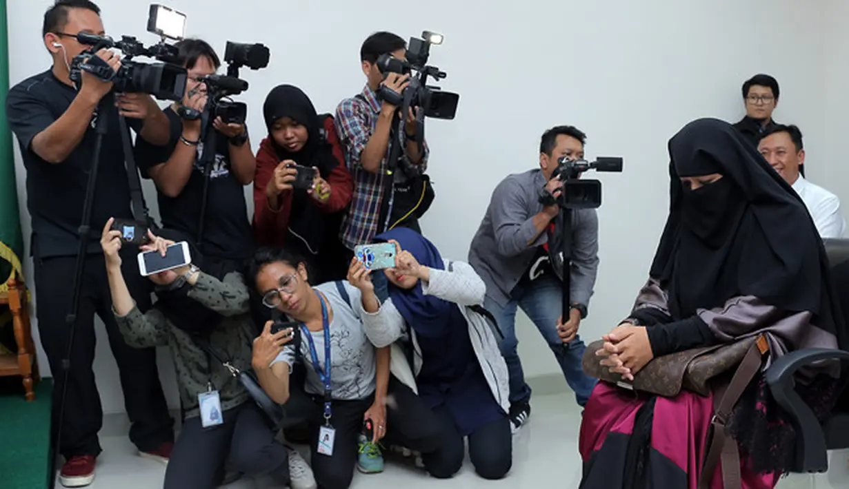 "Pokoknya saya mau hidup saya lebih baik lagi, biarkan mas opick dengan kehidupannya mas opick, saya dengan kehidupan saya dan anak-anak. Anak-anak juga saya yang merawat." ujar Dian. (Deki Prayoga/Bintang.com)