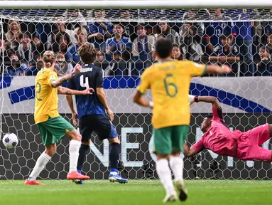 Kiper Jepang, Zion Suzuki gagal menghalau bola yang membuat gawangnya kebobolan saat laga lanjutan Grup C Kualifikasi Piala Dunia 2026 melawan Australia di Saitama Stadium, Jepang, Selasa (15/10/2024). (AFP/Philip Fong)