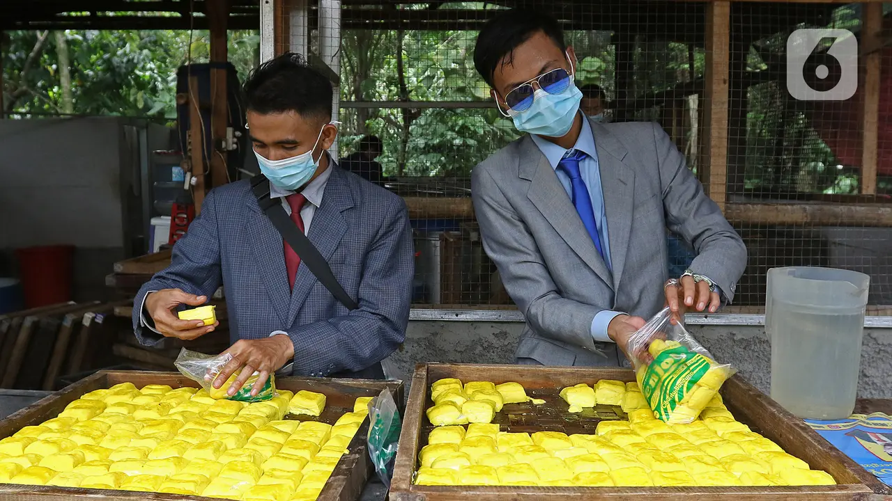 Tukang Tahu Tampil Nyentrik Bak Pekerja Kantoran