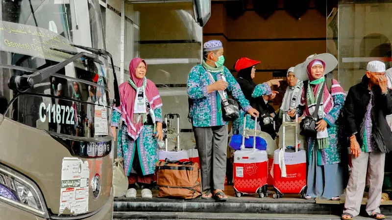 Jemaah haji Indonesia gelombang dua bersiap-siap di hotel Makkah jelang pendorongan ke Madinah menggunakan bus