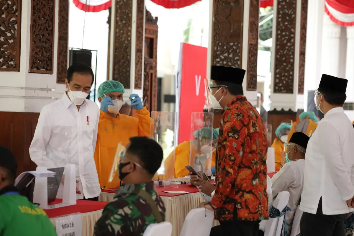 Jokowi meninjau vaksinasi di Sidoarjo. (Dian Kurniawan/Liputan6.com)