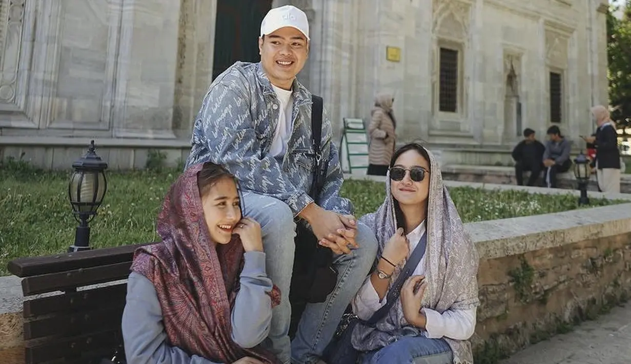 <p>Tak hanya sendiri, Prilly pun ditemani kedua temannya. Disamping berlibur,&nbsp;Prilly juga lakukan wisata religi.&nbsp;Di salah satu masjid Prilly meminta dientengkan jodoh.&nbsp; @prillylatuconsina96</p>