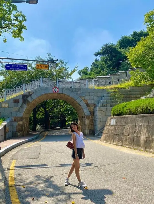 <p>Kyra juga terlihat mengunjungi sport syuting drakor yaitu Suwon Hwaseong Fortress. Diketahui lokasi ini kerap digunakan untuk syuting drakor. [Foto: instagram/kyrawahab]</p>