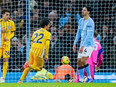 Kaoru Mitoma benar-benar menjadi momok bagi Manchester City. Pemain asal Jepang itu mencetak gol yang membuat City gagal raih poin penuh. (AP Photo/Dave Thompson)