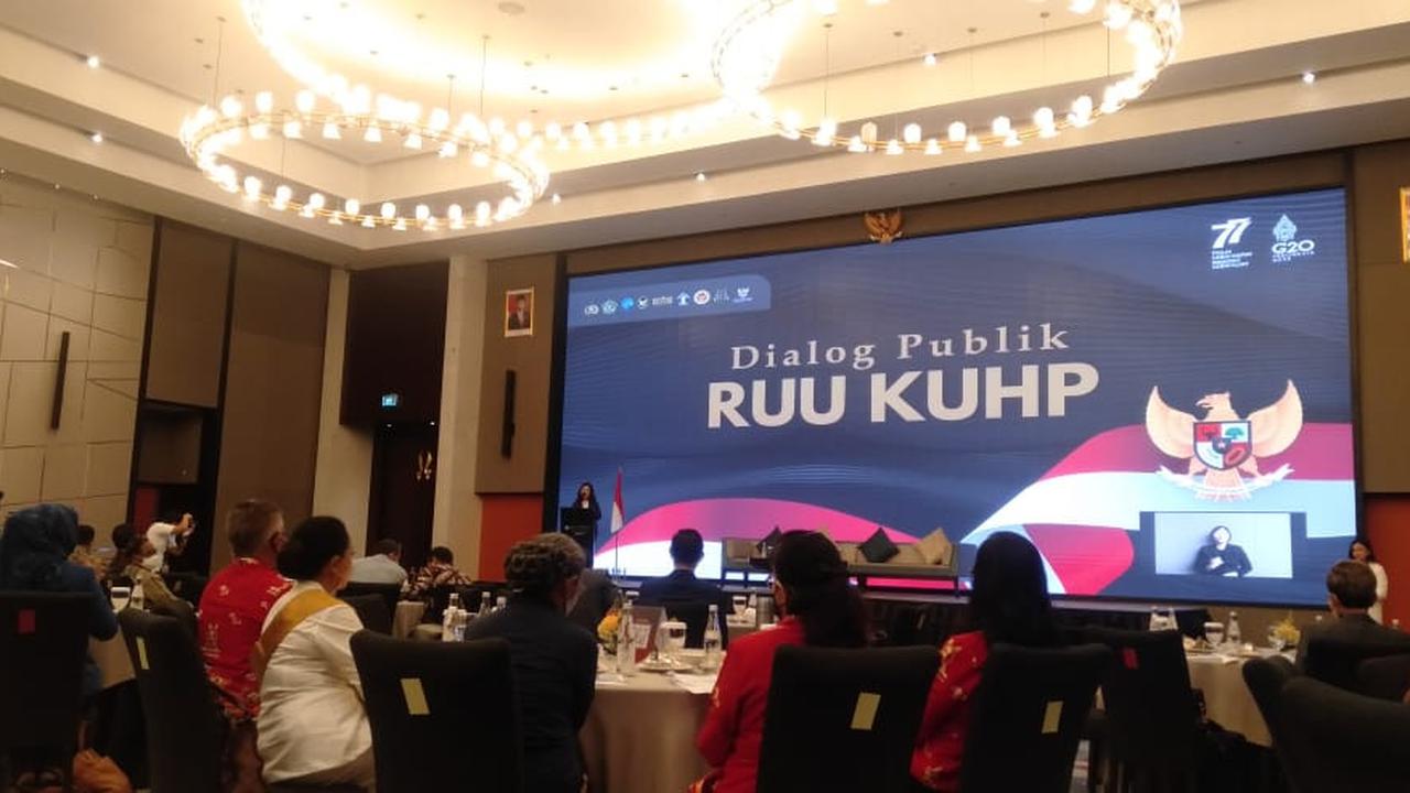 dialog publik bertajuk revisi RUU-KUHP yang diselenggarakan oleh Kantor Staff Presiden (KSP) pada rabu 7 september 2022 di Grand Pullman Hotel Bandung, Jawa Barat.