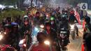 Antrean pemudik motor saat melintas di posko penyekatan mudik di Kedungwaringin, Kabupaten Bekasi, Jawa Barat, Selasa (11/5/2021) dini hari. Polisi kembali memberlakukan diskresi terhadap pemudik motor karena jumlahnya tidak terbendung. (Liputan6.com/Herman Zakharia)