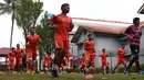 Para pemain Persija Jakarta  melakukan pemanasan sebelum berlatih strategi melawan Persib Bandung di Bandung, Sabtu (16/7/2016). (Bola.com/Nicklas Hanoatubun)