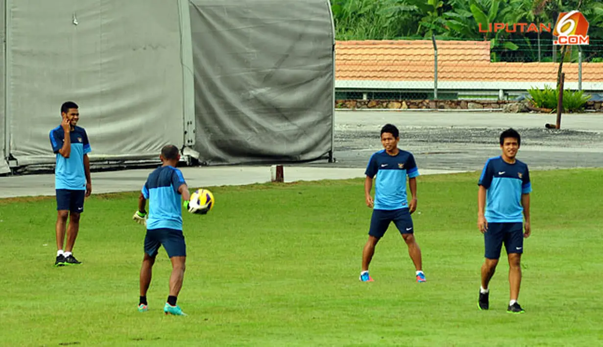 Latihan Timnas Indonesia rabu 28 November 2012 di Halaman Hotel Horses Golden Palace, Kuala Lumpur Malaysia, jelang laga Indonesia melawan Singapura nanti malam.