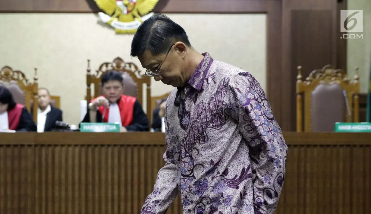 Terdakwa suap pengadaan barang/jasa di PT Krakatau Steel yang juga Dirut PT Grand Kartech, Kenneth Sutardja saat menjalani sidang putusan di Pengadilan Tipikor, Jakarta, Kamis (15/8/2019). Kenneth Sutardja divonis 1 tahun 9 bulan penjara, denda Rp 100 juta. (Liputan6.com/Helmi Fithriansyah)