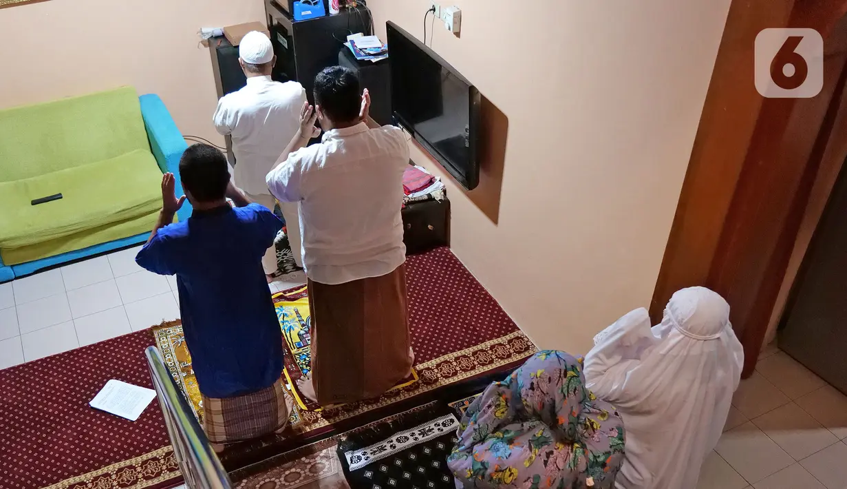 Warga melaksanakan salat Idul Fitri di kediamannya kawasan Mekarsari, Depok, Jawa Barat, Minggu (24/5/2020). Warga menjalankan salat Idul Fitri di rumah saat pandemi COVID-19. (Liputan6.com/Herman Zakharia)