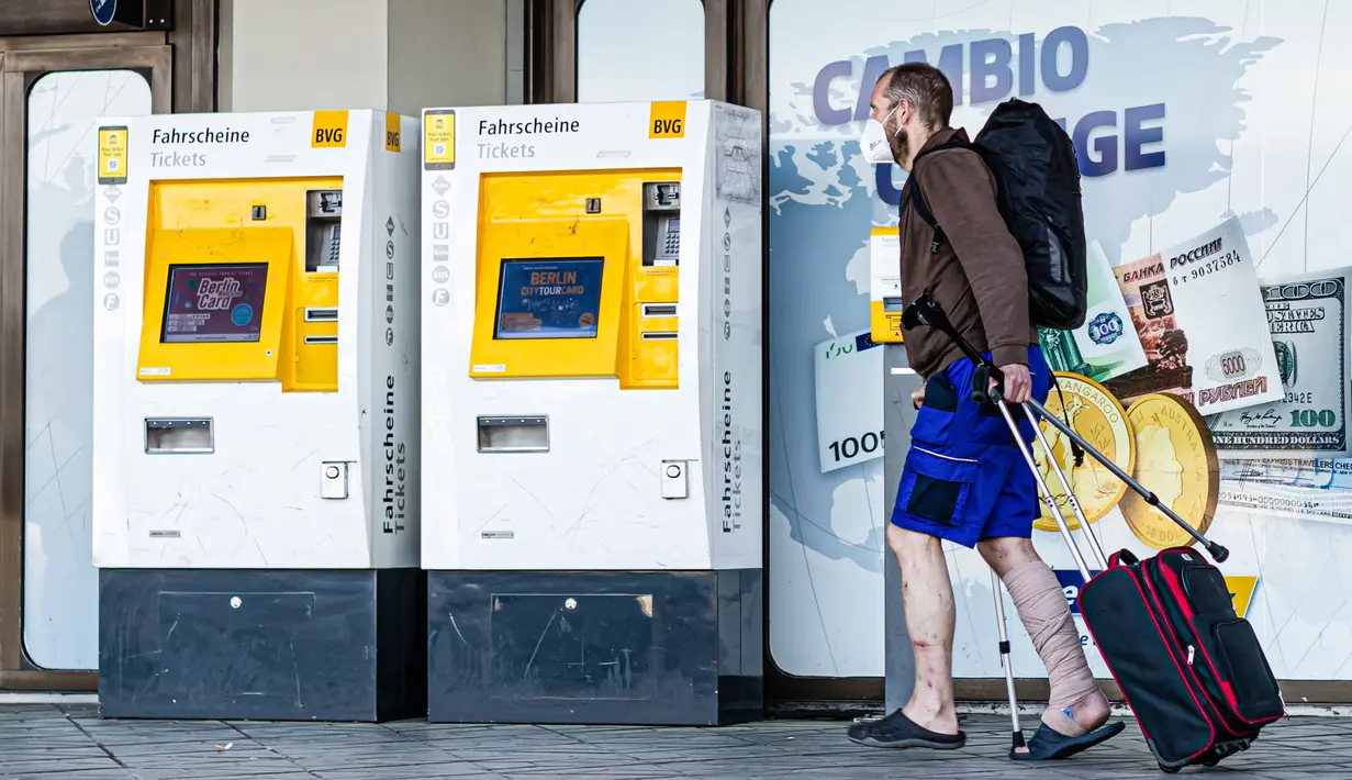 Seorang penumpang mengenakan masker terlihat di Bandara Tegel di Berlin, ibu kota Jerman (20/5/2020). Bandara Tegel, bandara terbesar di ibu kota Jerman tersebut, diberi izin untuk tutup mulai 15 Juni mendatang akibat rendahnya arus penumpang yang dipicu oleh pandemi COVID-19. (Xinhua/Binh Truong)
