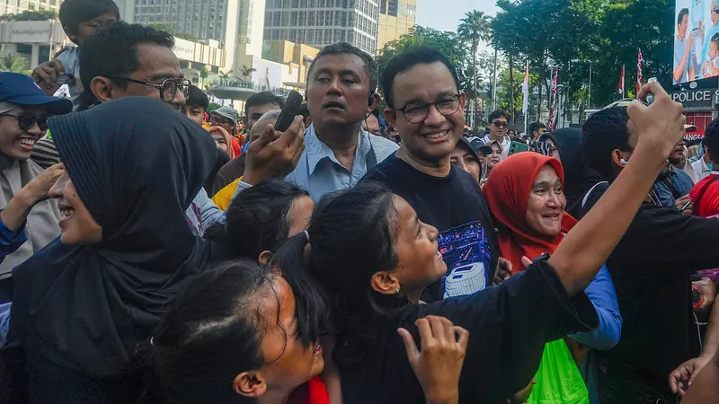 Bacagub Jakarta Anies Baswedan Berolahraga Sambil Menyapa Warga Saat Hari Bebas Kendaraan Bermotor