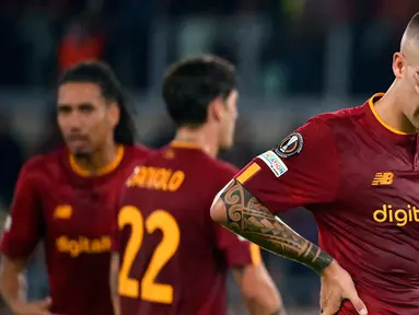 Reaksi pemain AS Roma Gianluca Mancini setelah pemain Real Betis mencetak gol pada pertandingan sepak bola Liga Europa di Roma, Italia, 6 Oktober 2022. AS Roma kalah 1-2 dari Real Betis. (Alfredo Falcone/LaPresse via AP)
