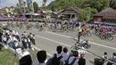 Antusias warga Painan saat menyambut pebalap pada etape ke-5 Tour de Singkarak dari Pantai Carocok-Painan menuju pantai Gondoriah-Pariaman, Sumatera Barart. (Bola.com/Nicklas Hanoatubun)