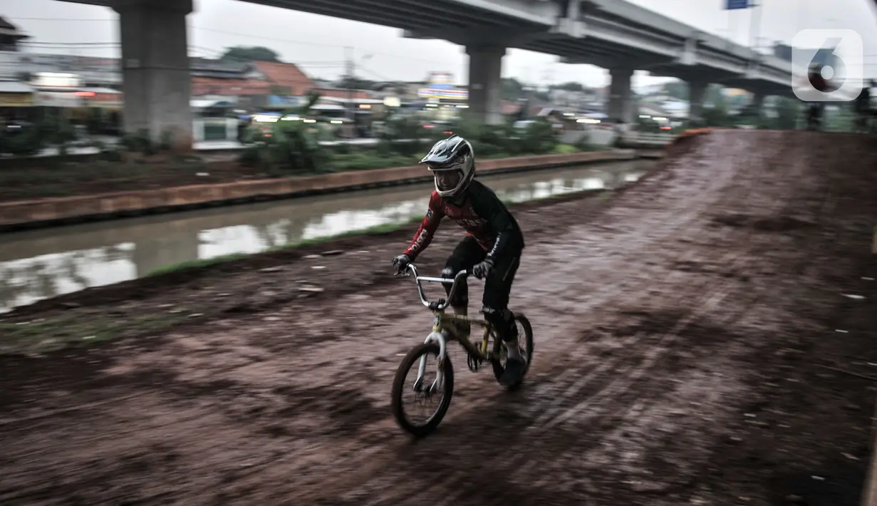 Anak-anak saat bermain sepeda di Taman Pilar Jati Bike, Cipinang Melayu, Jakarta, Kamis (5/11/2020). Para pecinta sepeda menyambut antusias setelah taman yang berada di kolong Tol Becakayu dan tepat di sebelah aliran Kalimalang itu dibuka untuk umum. (merdeka.com/Iqbal S Nugroho)