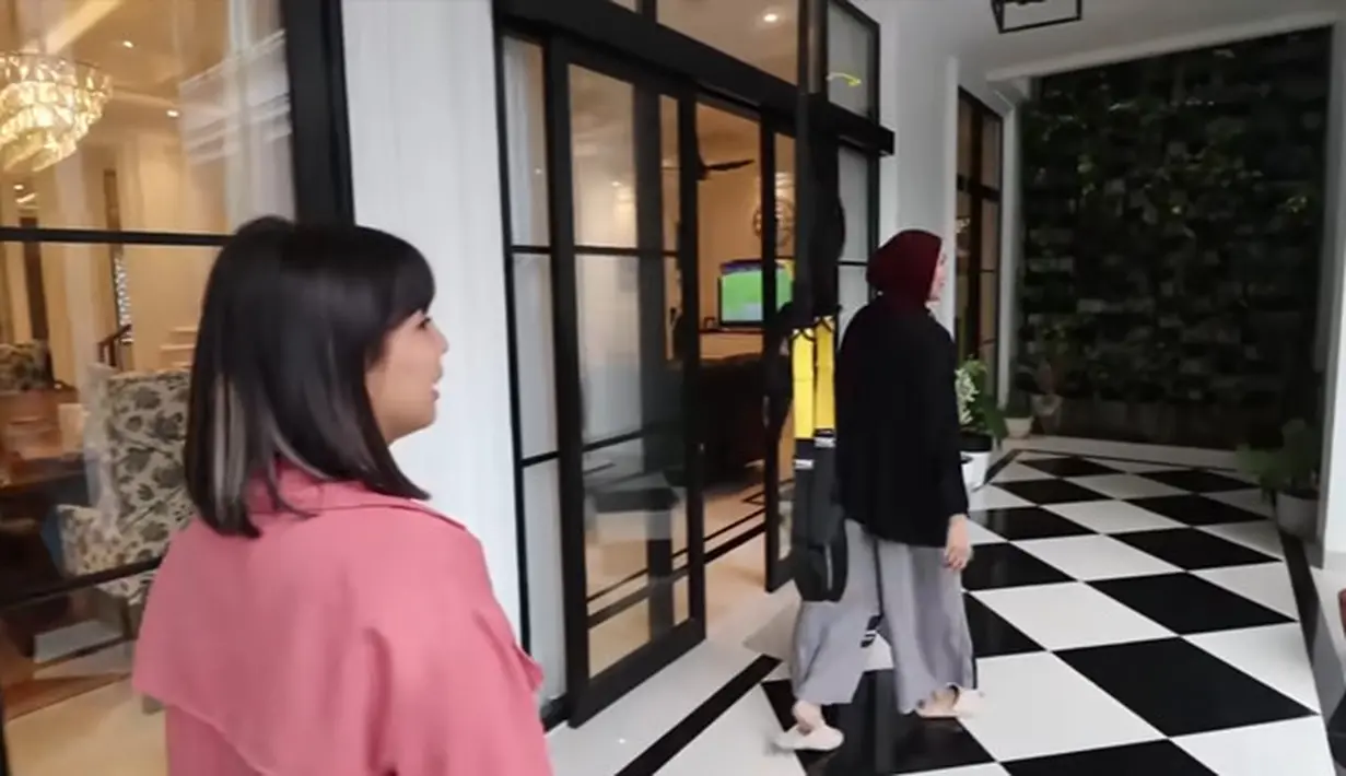 Rumah Arie Untung dan Fenita Arie (Youtube/Keluarga ITIKK)