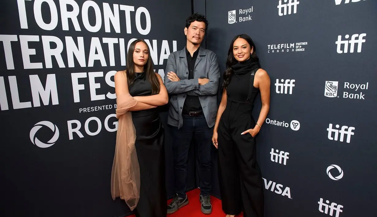 <p>Penampilan keduanya dilengkapi dengan heels warna hitam senada. Disempurnakan dengan pulasan makeup flawless dan tatanan rambut yang digerai simple. [@netflixid].</p>