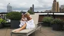 Stormi terlihat bahagia banget ya ketika berada di pelukan Kylie Jenner! (instagram/kyliejenner)