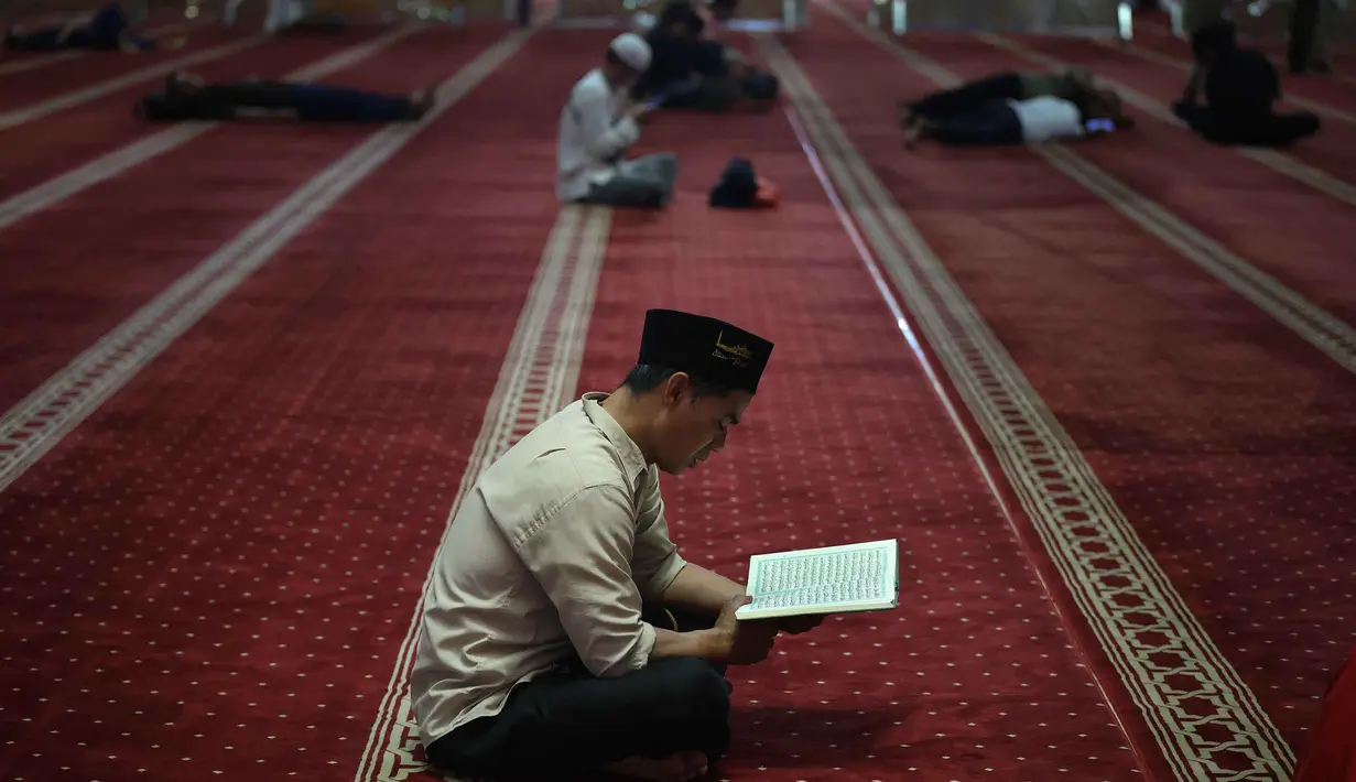 Sebagaimana diketahui, membaca Al-Quran merupakan kegiatan yang sangat dianjurkan di bulan Ramadan. Tampak dalam foto, umat Muslim membaca Al-Quran atau tadarus saat menjalani hari pertama Ramadan 1447 Hijriah di Masjid Istiqlal, Jakarta, Kamis (19/2/2026). (Kapanlagi.com/Budy Santoso)