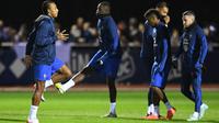 Bek Prancis Jules Kounde (kiri) mengikuti sesi latihan di kamp pelatihan tim di Clairefontaine-en-Yvelines, selatan Paris, Selasa (15/11/2022). Prancis akan melakoni laga perdana grup D melawan Australia pada 23 November 2022. (Bertrand GUAY / AFP)