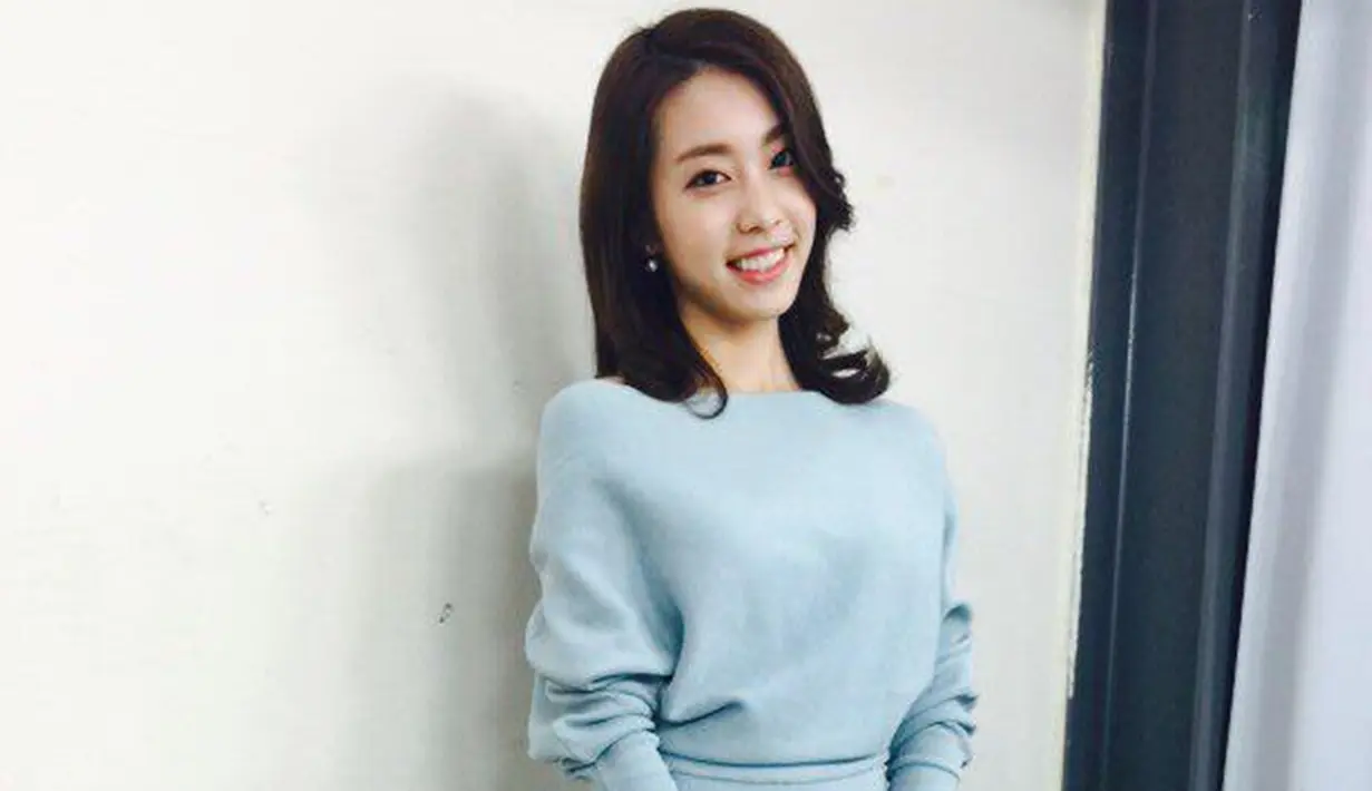 Jo Eun Jung dan So Ji Sub telah dikonfirmasi mengenai hubungan asmara yang sedang terjalin. Jo Eun Jung sendiri merupakan seorang wartawan salah satu stasiun televisi di Korea. (Liputan6.com/Twitter/@OGNEunJung)