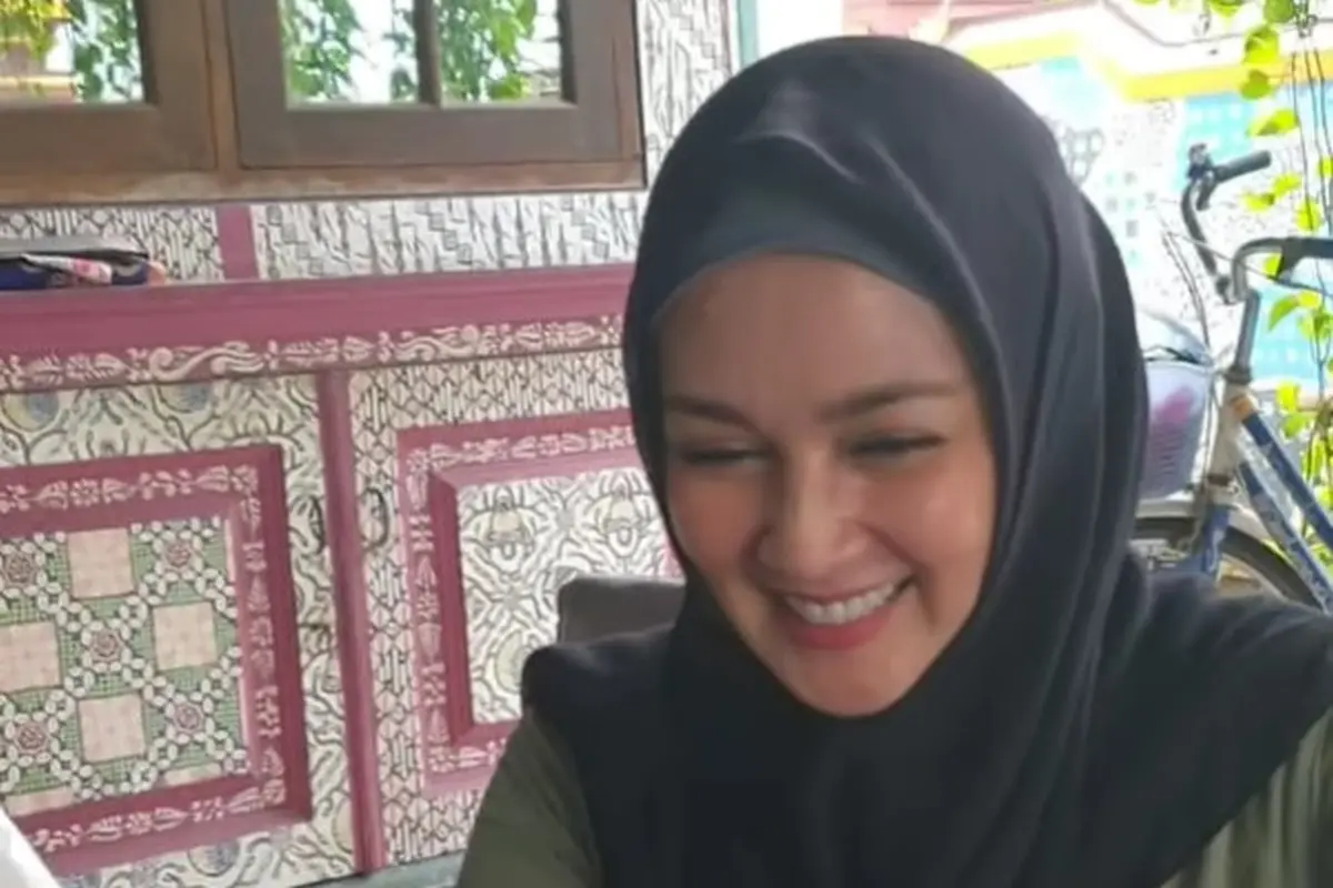 Potret Dina Lorenza sedang belajar membatik (Sumber: Instagram/dinalorenza1975)