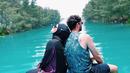 Tak sendiri, traveling Aryani ditemani sang suami Donny Michael. Pasangan yang menikah pada 16 Januari 2016 tampak serasi di atas kapal sambil menikmati pemandangan indah berdua. (Liputan6.com/IG/@aryanifitriana24)