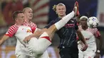 Penyerang Manchester City Erling Haaland berebut bola dengan bek RB Leipzig Lukas Klostermann pada laga matchday 2 Liga Champions 2023/2023 yang digelar di Red Bull Arena Leipzig, Kamis (5/10/2023) dini hari WIB. (AP Photo/Matthias Schrader)
