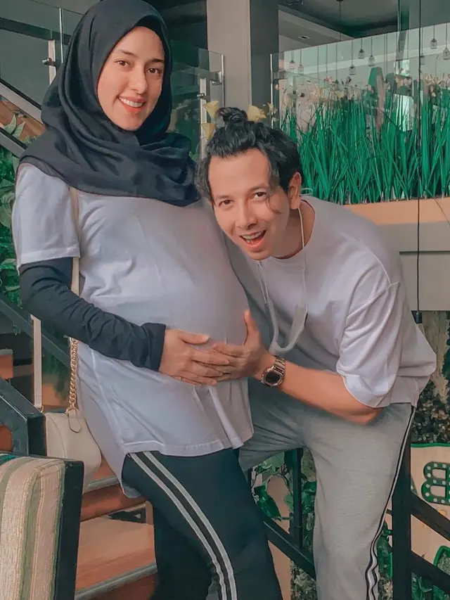 Potret 9 Seleb Pria yang Jadi Suami Siaga saat Istri Hamil, Curi Perhatian
