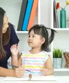 Membesarkan anak agar berani menentukan pilihan sendiri bukan perkara mudah. Di tengah rasa khawatir dan keinginan untuk selalu melindungi, orangtua sering kali tanpa sadar terlalu cepat mengambil alih situasi. (foto/dok:freepik/jcomp)