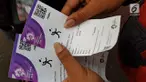Seorang pemuda yang diduga calo tiket pertandingan Asian Games, mencoba melawan saat akan diamankan Petugas Satreskrim Polres Jakarta Pusat.