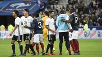 Para pemain Prancis dan Jerman bersalaman usai laga kedua negara di Stade de France, Paris, Jumat (13/11/2015) malam waktu setempat. (AFP PHOTO / Miguel Medina)