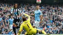  Pemain Manchester City Sergio Aguero mencetak gol dengan mengecoh kiper Newcastle Tim Krull pada lanjutan Liga Premier Inggris di Etihad Stadium, Sabtu (04/10/2015).  Manchester City menang 6-1. Reuters / Carl Recine