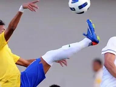 Penyerang Timnas Brasil Neymar (kiri) berebut bola dengan winger Timnas Belanda Arjen Robben dalam laga persahabatan di Goiania, Brasil, 4 Juni 2011. AFP PHOTO/EVARISTO SA