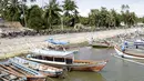 Perahu Nelayan saat dilintasi oleh para pebalap pada etape ke-5 Tour de Singkarak dari Pantai Carocok-Painan menuju pantai Gondoriah-Pariaman, Sumatera Barart. (Bola.com/Nicklas Hanoatubun)