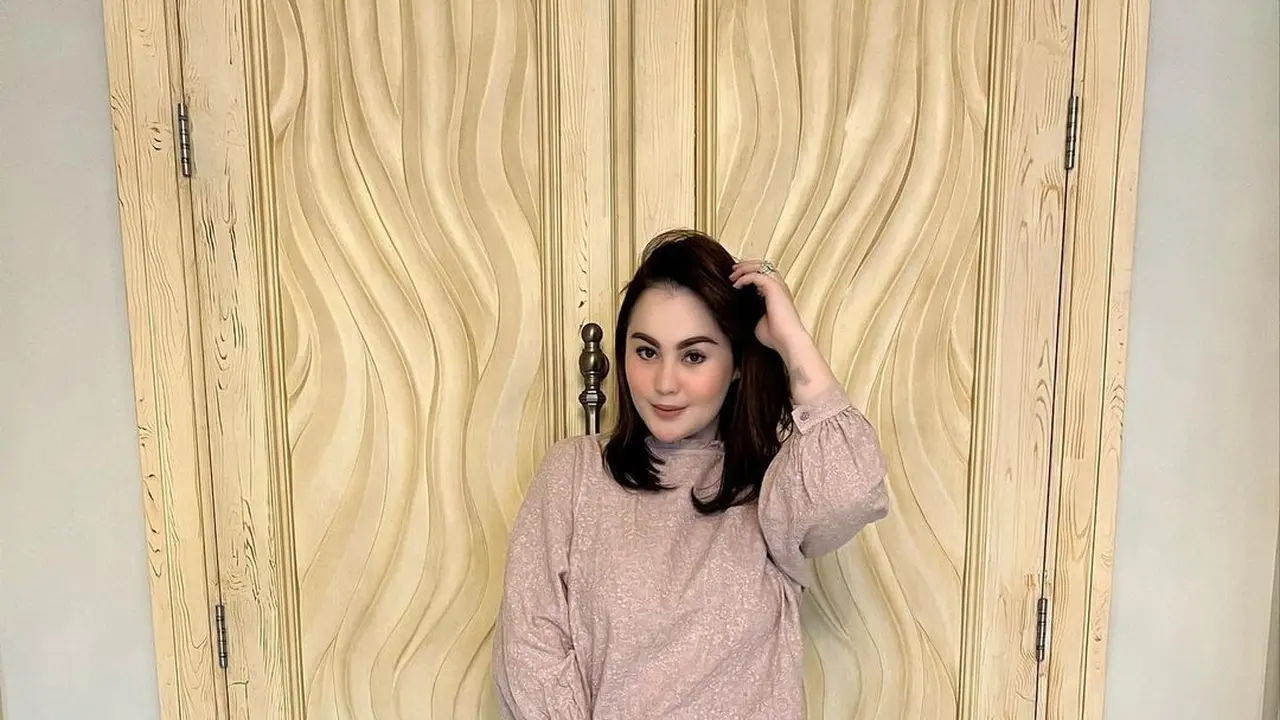 6 Gaya Glamor Jennifer Dunn Istri Faisal Harris Tenteng Tas Mewah