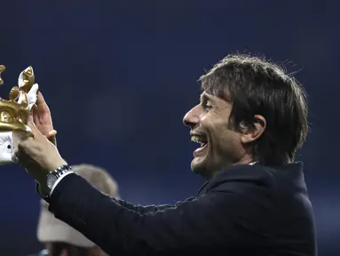 Pelatih Chelsea, Antonio Conte merayakan kemenangan dengan sebuah mahkota usai timnya melawan Watford pada laga Premier League di Stamford Bridge stadium, London, (15/5/2017). Chelsea menang 4-3. (AP/Matt Dunham)